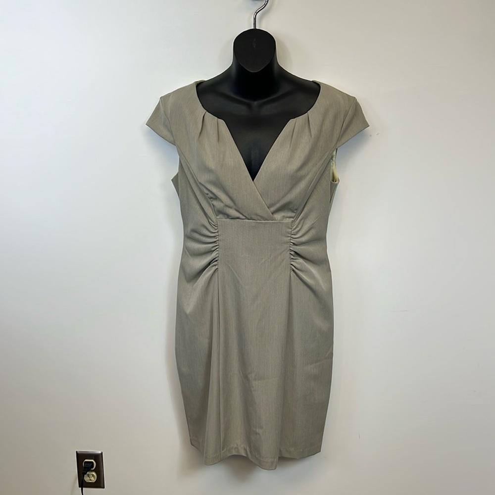 Connected Women’s Tan Pleated Dressy Sheath Dress V-Neck Midi Size 6 Petite